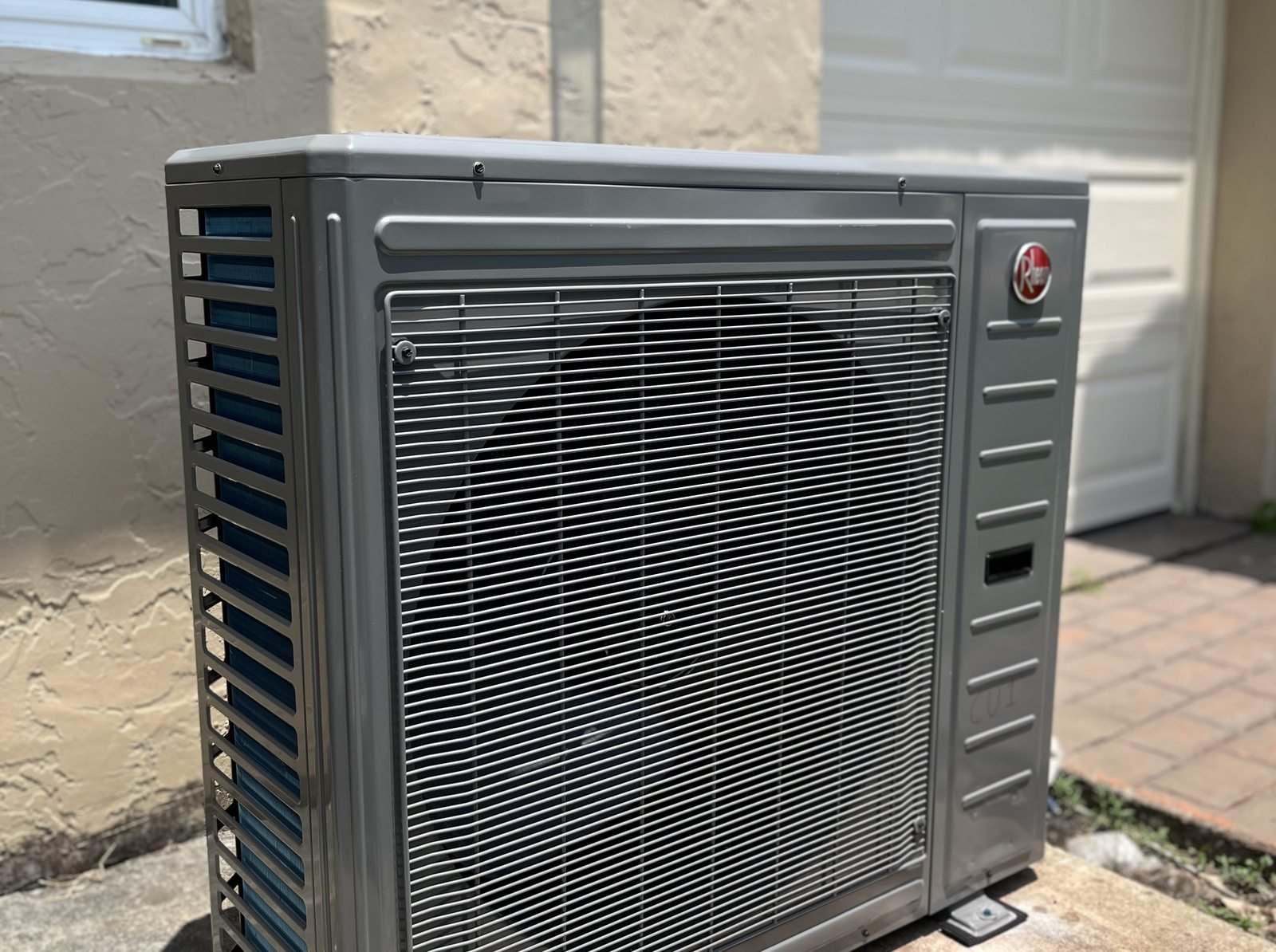 New high-efficiency outdoor AC unit installed by Airo Service at a South Florida home
