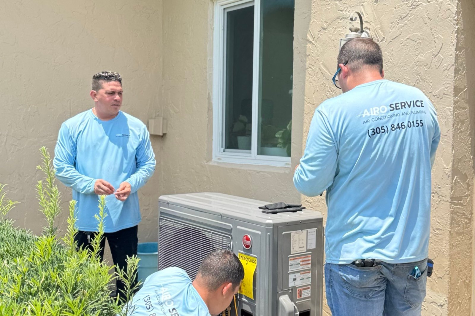 Outdoor condenser and heat pump unit installed by Airo Service at a South Florida home